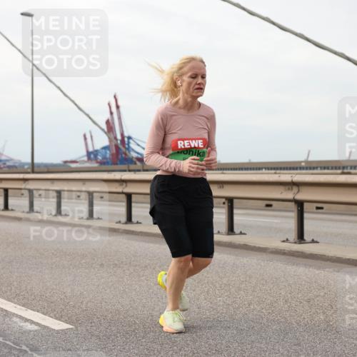 03.10.2025 - Köhlbrandbrückenlauf Lena Gebhardt http://msf.ph/oto/9205729 03.10.2025 16:02:24 Position 2  meine-sportfotos.de