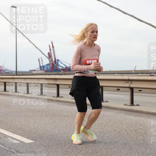 03.10.2025 - Köhlbrandbrückenlauf Lena Gebhardt http://msf.ph/oto/9205730 03.10.2025 16:02:24 Position 2 8662 meine-sportfotos.de
