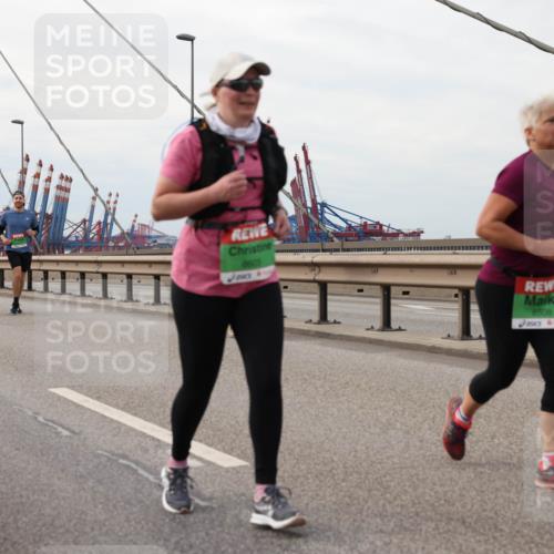 03.10.2025 - Köhlbrandbrückenlauf Lena Gebhardt http://msf.ph/oto/9205749 03.10.2025 16:02:27 Position 2 8605, 8508 meine-sportfotos.de