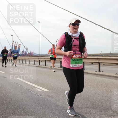 03.10.2025 - Köhlbrandbrückenlauf Lena Gebhardt http://msf.ph/oto/9205752 03.10.2025 16:02:27 Position 2 8605, 8508 meine-sportfotos.de