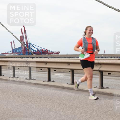 03.10.2025 - Köhlbrandbrückenlauf Lena Gebhardt http://msf.ph/oto/9205757 03.10.2025 16:02:29 Position 2  meine-sportfotos.de