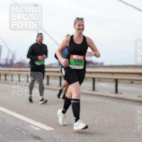03.10.2025 - Köhlbrandbrückenlauf Lena Gebhardt http://msf.ph/oto/9205765 03.10.2025 16:02:31 Position 2  meine-sportfotos.de