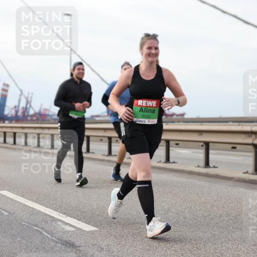03.10.2025 - Köhlbrandbrückenlauf Lena Gebhardt http://msf.ph/oto/9205766 03.10.2025 16:02:31 Position 2 8580, 73 meine-sportfotos.de