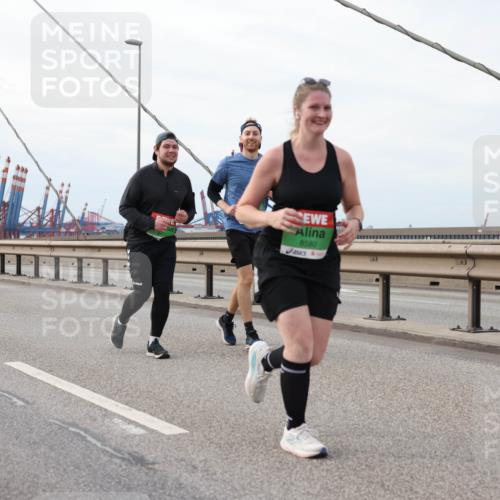 03.10.2025 - Köhlbrandbrückenlauf Lena Gebhardt http://msf.ph/oto/9205768 03.10.2025 16:02:31 Position 2 8580 meine-sportfotos.de