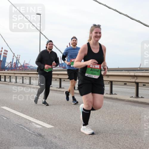 03.10.2025 - Köhlbrandbrückenlauf Lena Gebhardt http://msf.ph/oto/9205769 03.10.2025 16:02:31 Position 2 8580 meine-sportfotos.de
