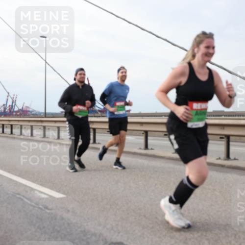 03.10.2025 - Köhlbrandbrückenlauf Lena Gebhardt http://msf.ph/oto/9205770 03.10.2025 16:02:31 Position 2  meine-sportfotos.de