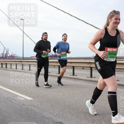 03.10.2025 - Köhlbrandbrückenlauf Lena Gebhardt http://msf.ph/oto/9205772 03.10.2025 16:02:31 Position 2 8471, 8580 meine-sportfotos.de