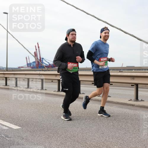 03.10.2025 - Köhlbrandbrückenlauf Lena Gebhardt http://msf.ph/oto/9205773 03.10.2025 16:02:32 Position 2 471 meine-sportfotos.de
