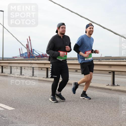 03.10.2025 - Köhlbrandbrückenlauf Lena Gebhardt http://msf.ph/oto/9205774 03.10.2025 16:02:32 Position 2 8471, 318 meine-sportfotos.de