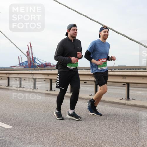 03.10.2025 - Köhlbrandbrückenlauf Lena Gebhardt http://msf.ph/oto/9205775 03.10.2025 16:02:32 Position 2 8471, 8318 meine-sportfotos.de