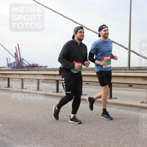 03.10.2025 - Köhlbrandbrückenlauf Lena Gebhardt http://msf.ph/oto/9205776 03.10.2025 16:02:32 Position 2 8318, 8471 meine-sportfotos.de