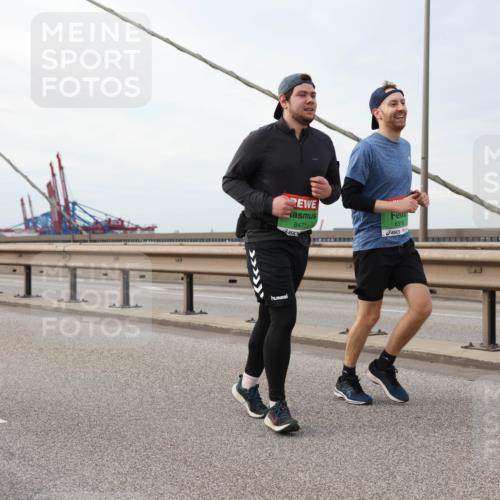03.10.2025 - Köhlbrandbrückenlauf Lena Gebhardt http://msf.ph/oto/9205779 03.10.2025 16:02:32 Position 2 8471, 8318 meine-sportfotos.de
