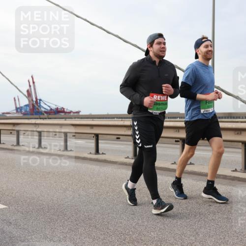 03.10.2025 - Köhlbrandbrückenlauf Lena Gebhardt http://msf.ph/oto/9205780 03.10.2025 16:02:33 Position 2 8471, 8318 meine-sportfotos.de
