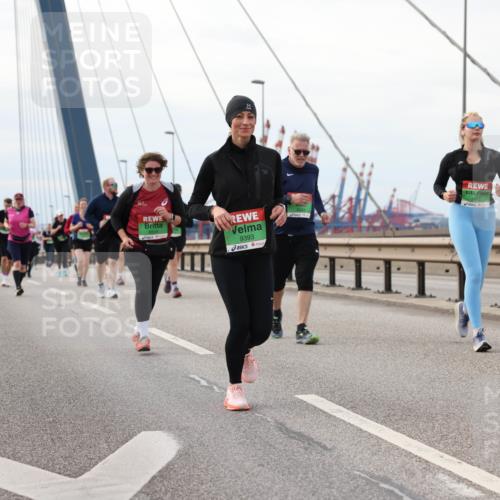 03.10.2025 - Köhlbrandbrückenlauf Lena Gebhardt http://msf.ph/oto/9205782 03.10.2025 16:02:34 Position 2 8554, 9393 meine-sportfotos.de