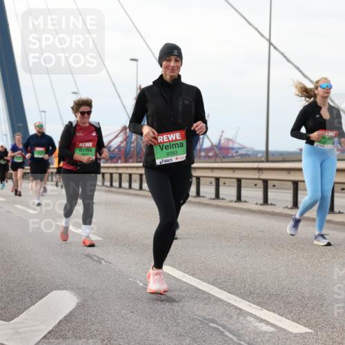 03.10.2025 - Köhlbrandbrückenlauf Lena Gebhardt http://msf.ph/oto/9205786 03.10.2025 16:02:34 Position 2 8554, 9393 meine-sportfotos.de