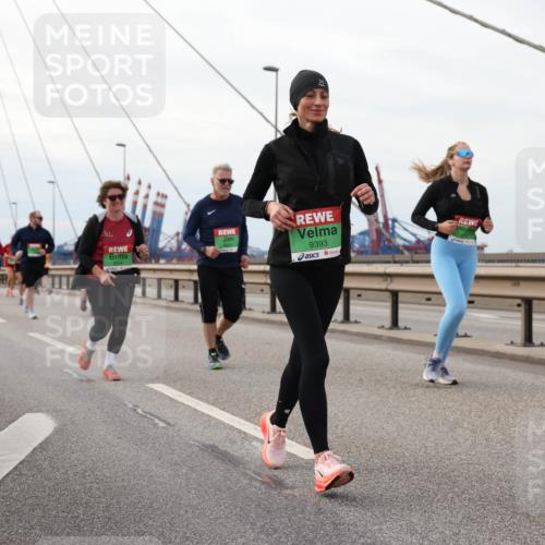 03.10.2025 - Köhlbrandbrückenlauf Lena Gebhardt http://msf.ph/oto/9205788 03.10.2025 16:02:35 Position 2 9393 meine-sportfotos.de