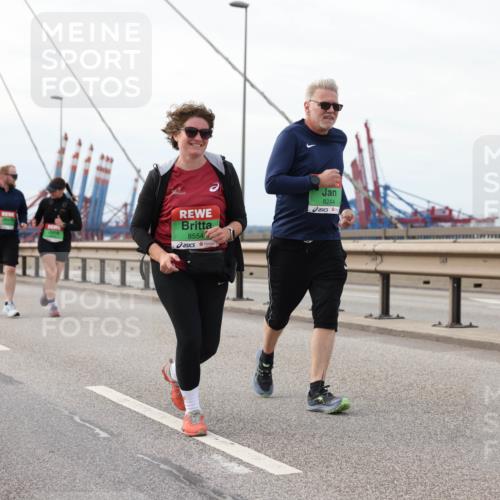 03.10.2025 - Köhlbrandbrückenlauf Lena Gebhardt http://msf.ph/oto/9205789 03.10.2025 16:02:36 Position 2 8554, 8244 meine-sportfotos.de