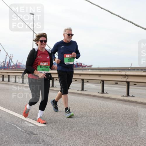 03.10.2025 - Köhlbrandbrückenlauf Lena Gebhardt http://msf.ph/oto/9205792 03.10.2025 16:02:36 Position 2 8554, 8244 meine-sportfotos.de