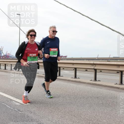 03.10.2025 - Köhlbrandbrückenlauf Lena Gebhardt http://msf.ph/oto/9205794 03.10.2025 16:02:36 Position 2 8554, 8244 meine-sportfotos.de
