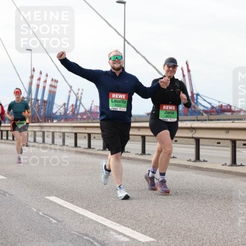 03.10.2025 - Köhlbrandbrückenlauf Lena Gebhardt http://msf.ph/oto/9205798 03.10.2025 16:02:39 Position 2 8323, 8472 meine-sportfotos.de