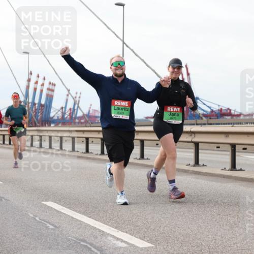 03.10.2025 - Köhlbrandbrückenlauf Lena Gebhardt http://msf.ph/oto/9205799 03.10.2025 16:02:39 Position 2 8323, 8472 meine-sportfotos.de
