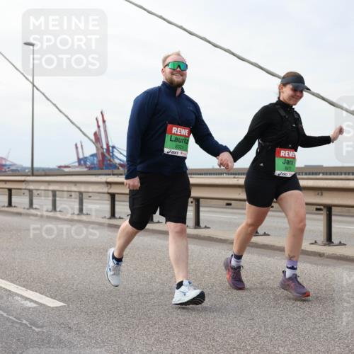 03.10.2025 - Köhlbrandbrückenlauf Lena Gebhardt http://msf.ph/oto/9205805 03.10.2025 16:02:40 Position 2 8323, 8472 meine-sportfotos.de