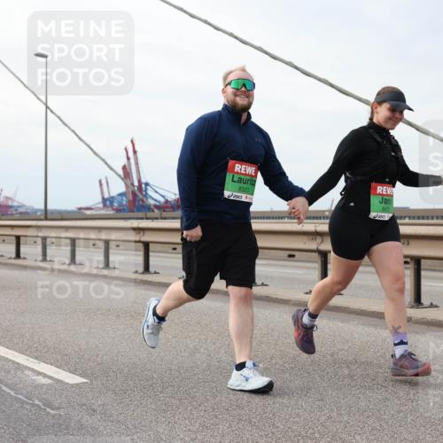 03.10.2025 - Köhlbrandbrückenlauf Lena Gebhardt http://msf.ph/oto/9205806 03.10.2025 16:02:40 Position 2 8323, 8472 meine-sportfotos.de