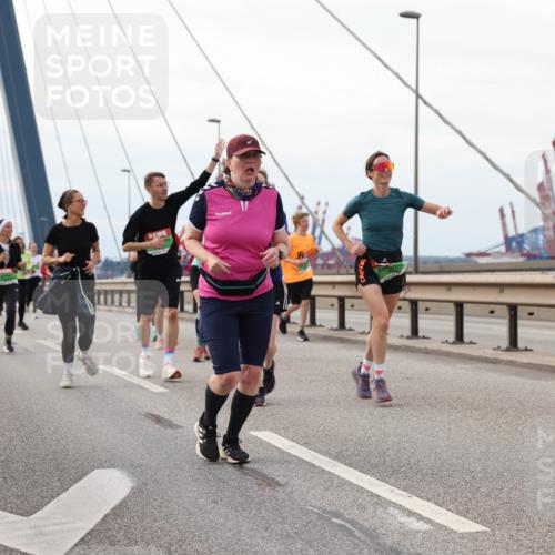 03.10.2025 - Köhlbrandbrückenlauf Lena Gebhardt http://msf.ph/oto/9205807 03.10.2025 16:02:41 Position 2  meine-sportfotos.de