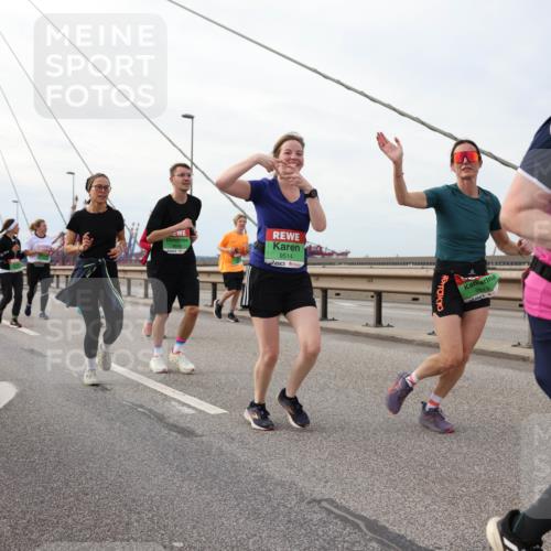 03.10.2025 - Köhlbrandbrückenlauf Lena Gebhardt http://msf.ph/oto/9205821 03.10.2025 16:02:43 Position 2 9514, 9513 meine-sportfotos.de