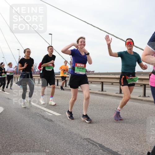 03.10.2025 - Köhlbrandbrückenlauf Lena Gebhardt http://msf.ph/oto/9205822 03.10.2025 16:02:43 Position 2 9514, 9513 meine-sportfotos.de