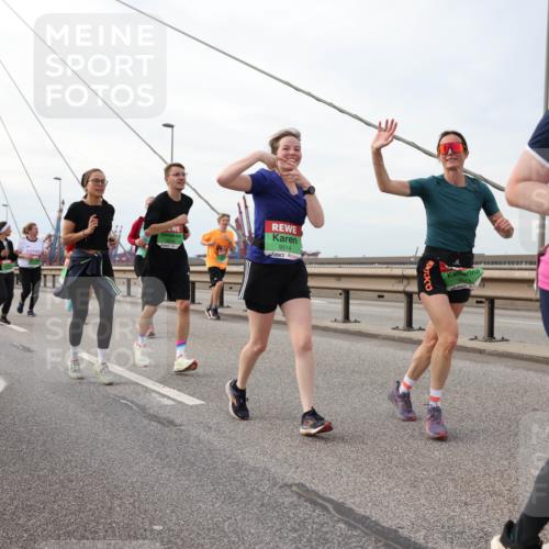 03.10.2025 - Köhlbrandbrückenlauf Lena Gebhardt http://msf.ph/oto/9205823 03.10.2025 16:02:43 Position 2 9514, 9513 meine-sportfotos.de