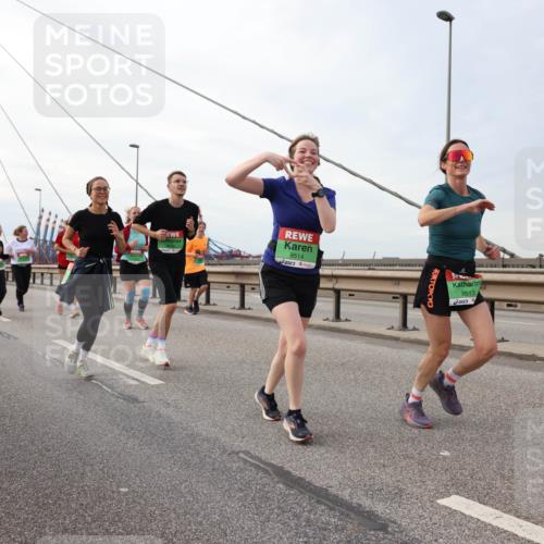 03.10.2025 - Köhlbrandbrückenlauf Lena Gebhardt http://msf.ph/oto/9205824 03.10.2025 16:02:44 Position 2 9514, 9513 meine-sportfotos.de