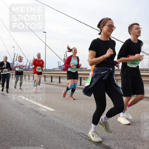 03.10.2025 - Köhlbrandbrückenlauf Lena Gebhardt http://msf.ph/oto/9205829 03.10.2025 16:02:45 Position 2 9648 meine-sportfotos.de