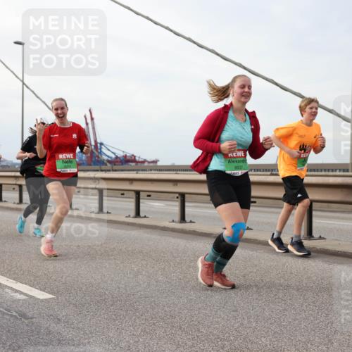 03.10.2025 - Köhlbrandbrückenlauf Lena Gebhardt http://msf.ph/oto/9205834 03.10.2025 16:02:45 Position 2 4, 8918, 8837 meine-sportfotos.de