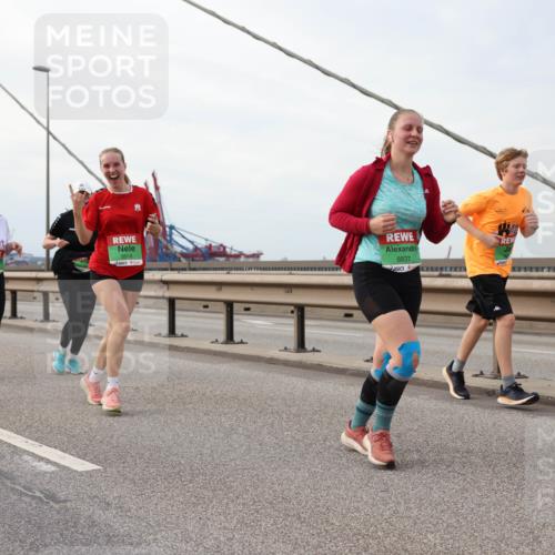 03.10.2025 - Köhlbrandbrückenlauf Lena Gebhardt http://msf.ph/oto/9205835 03.10.2025 16:02:46 Position 2 8918, 8837 meine-sportfotos.de