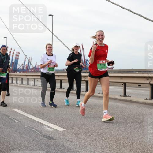 03.10.2025 - Köhlbrandbrückenlauf Lena Gebhardt http://msf.ph/oto/9205836 03.10.2025 16:02:46 Position 2 8767, 8918 meine-sportfotos.de