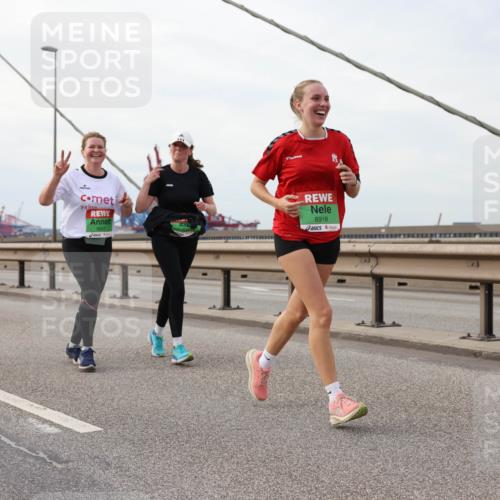 03.10.2025 - Köhlbrandbrückenlauf Lena Gebhardt http://msf.ph/oto/9205838 03.10.2025 16:02:46 Position 2 8768, 8602, 8918 meine-sportfotos.de