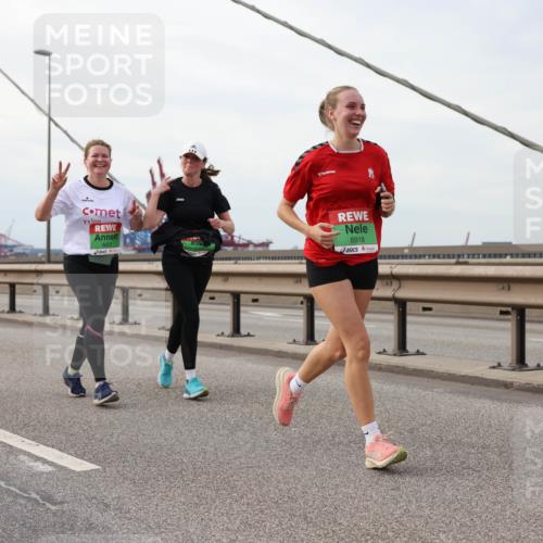 03.10.2025 - Köhlbrandbrückenlauf Lena Gebhardt http://msf.ph/oto/9205839 03.10.2025 16:02:46 Position 2 8768, 8602, 8918 meine-sportfotos.de