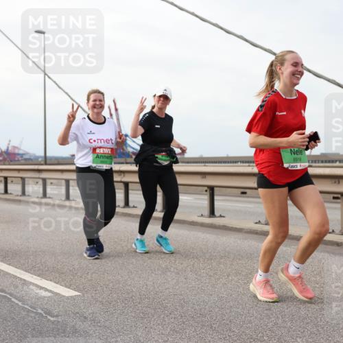 03.10.2025 - Köhlbrandbrückenlauf Lena Gebhardt http://msf.ph/oto/9205841 03.10.2025 16:02:47 Position 2 8768, 8602, 8918 meine-sportfotos.de