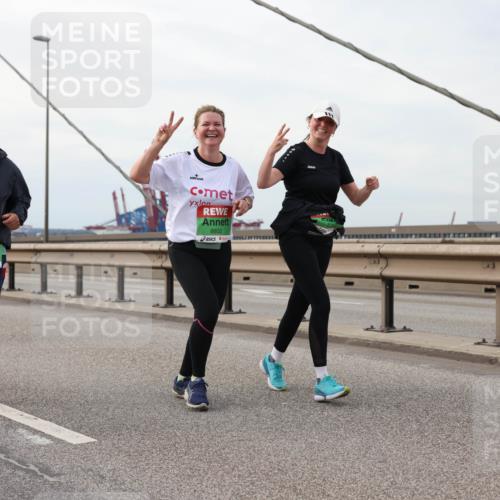 03.10.2025 - Köhlbrandbrückenlauf Lena Gebhardt http://msf.ph/oto/9205845 03.10.2025 16:02:47 Position 2 8768, 8602 meine-sportfotos.de