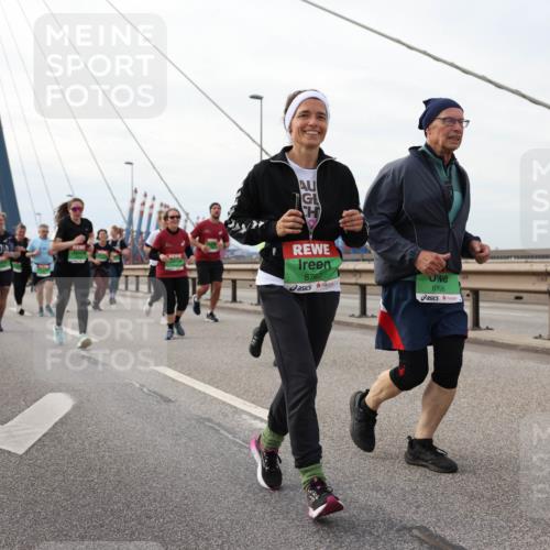 03.10.2025 - Köhlbrandbrückenlauf Lena Gebhardt http://msf.ph/oto/9205853 03.10.2025 16:02:48 Position 2 8767, 8768 meine-sportfotos.de
