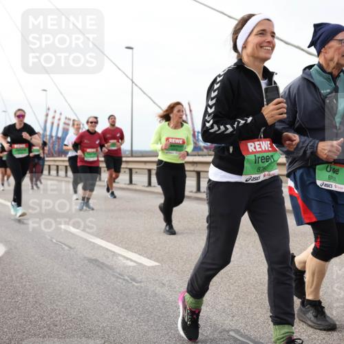 03.10.2025 - Köhlbrandbrückenlauf Lena Gebhardt http://msf.ph/oto/9205854 03.10.2025 16:02:49 Position 2 8767, 8768 meine-sportfotos.de