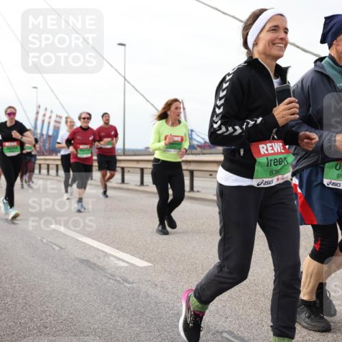 03.10.2025 - Köhlbrandbrückenlauf Lena Gebhardt http://msf.ph/oto/9205855 03.10.2025 16:02:49 Position 2 8767, 8768 meine-sportfotos.de