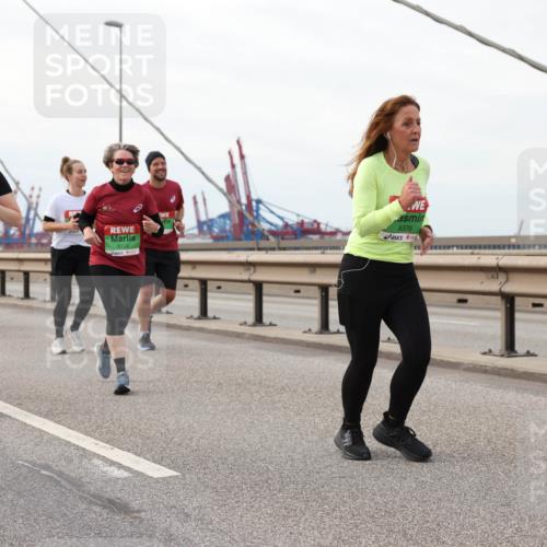 03.10.2025 - Köhlbrandbrückenlauf Lena Gebhardt http://msf.ph/oto/9205860 03.10.2025 16:02:49 Position 2 8564, 8108, 8376 meine-sportfotos.de