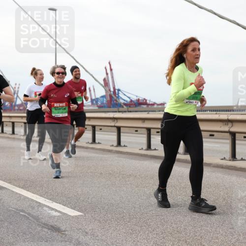 03.10.2025 - Köhlbrandbrückenlauf Lena Gebhardt http://msf.ph/oto/9205861 03.10.2025 16:02:49 Position 2 8564, 8108, 8376 meine-sportfotos.de