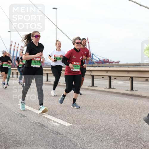 03.10.2025 - Köhlbrandbrückenlauf Lena Gebhardt http://msf.ph/oto/9205862 03.10.2025 16:02:50 Position 2 8564, 8108, 8376 meine-sportfotos.de