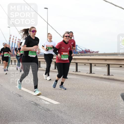 03.10.2025 - Köhlbrandbrückenlauf Lena Gebhardt http://msf.ph/oto/9205863 03.10.2025 16:02:50 Position 2 8564, 8376 meine-sportfotos.de