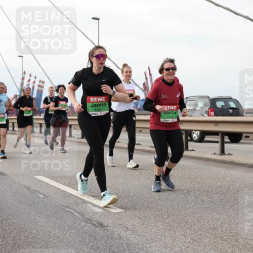 03.10.2025 - Köhlbrandbrückenlauf Lena Gebhardt http://msf.ph/oto/9205865 03.10.2025 16:02:50 Position 2 8564, 8108 meine-sportfotos.de