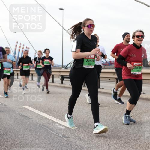 03.10.2025 - Köhlbrandbrückenlauf Lena Gebhardt http://msf.ph/oto/9205866 03.10.2025 16:02:51 Position 2 8053, 8564, 8108 meine-sportfotos.de