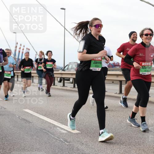03.10.2025 - Köhlbrandbrückenlauf Lena Gebhardt http://msf.ph/oto/9205867 03.10.2025 16:02:51 Position 2 8053, 8564, 8108 meine-sportfotos.de
